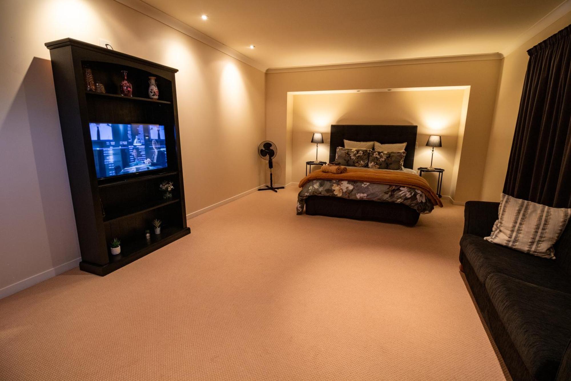 Large Luxury Apartment Located Right In Town Taupo Exterior photo